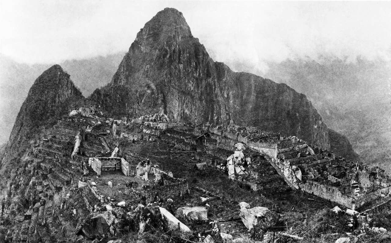 1912년 예일대학교 탐사대의 하이럼 빙엄이 정리 작업 후 촬영한 마추픽추 전경 흑백 사진